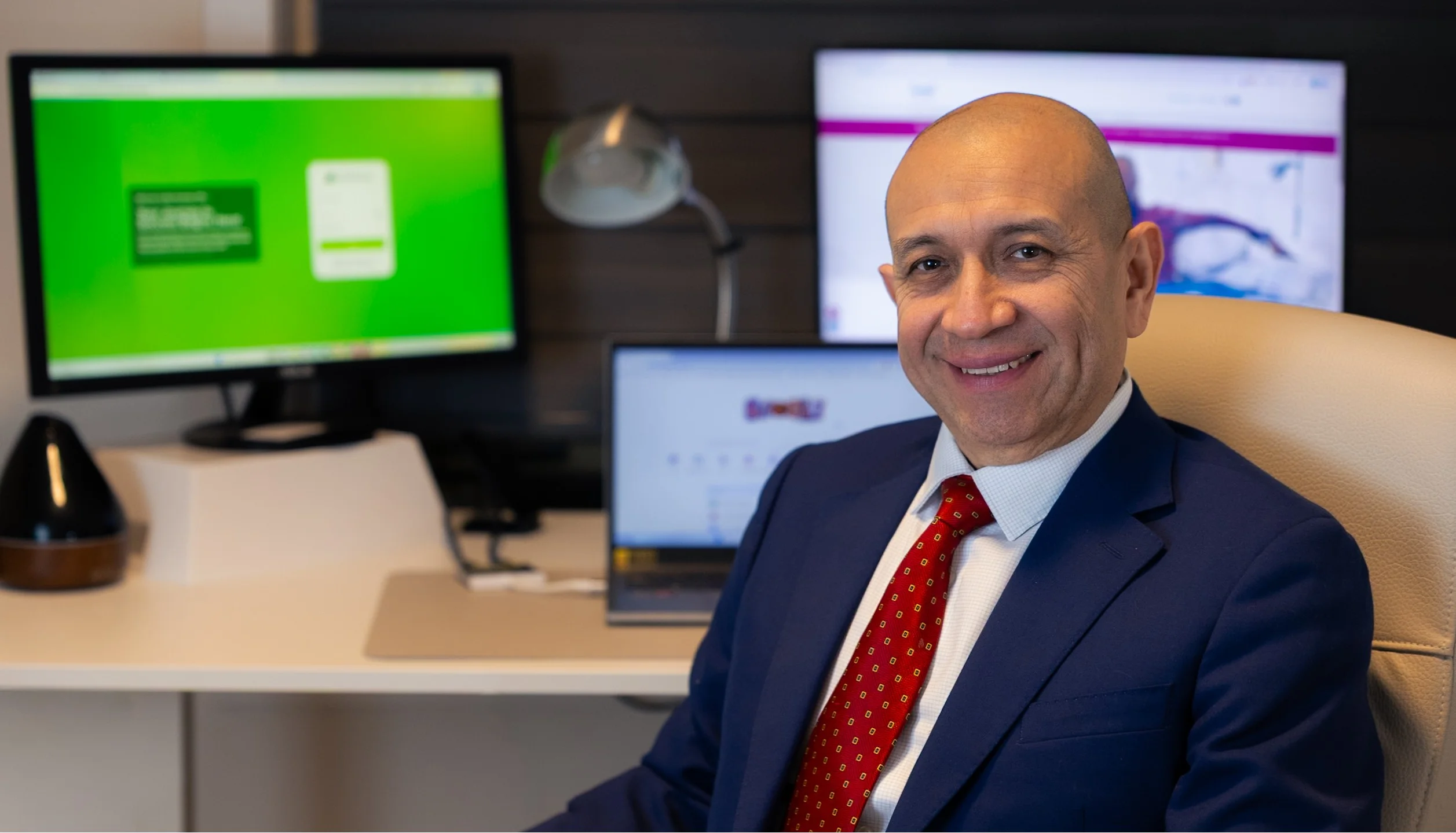 Carlos D. Castillo, asesor financiero bilingüe en Calgary, Alberta