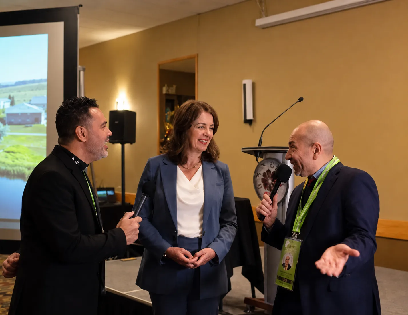 Carlos Castillo conversando en un evento profesional con líderes en Alberta, Canadá