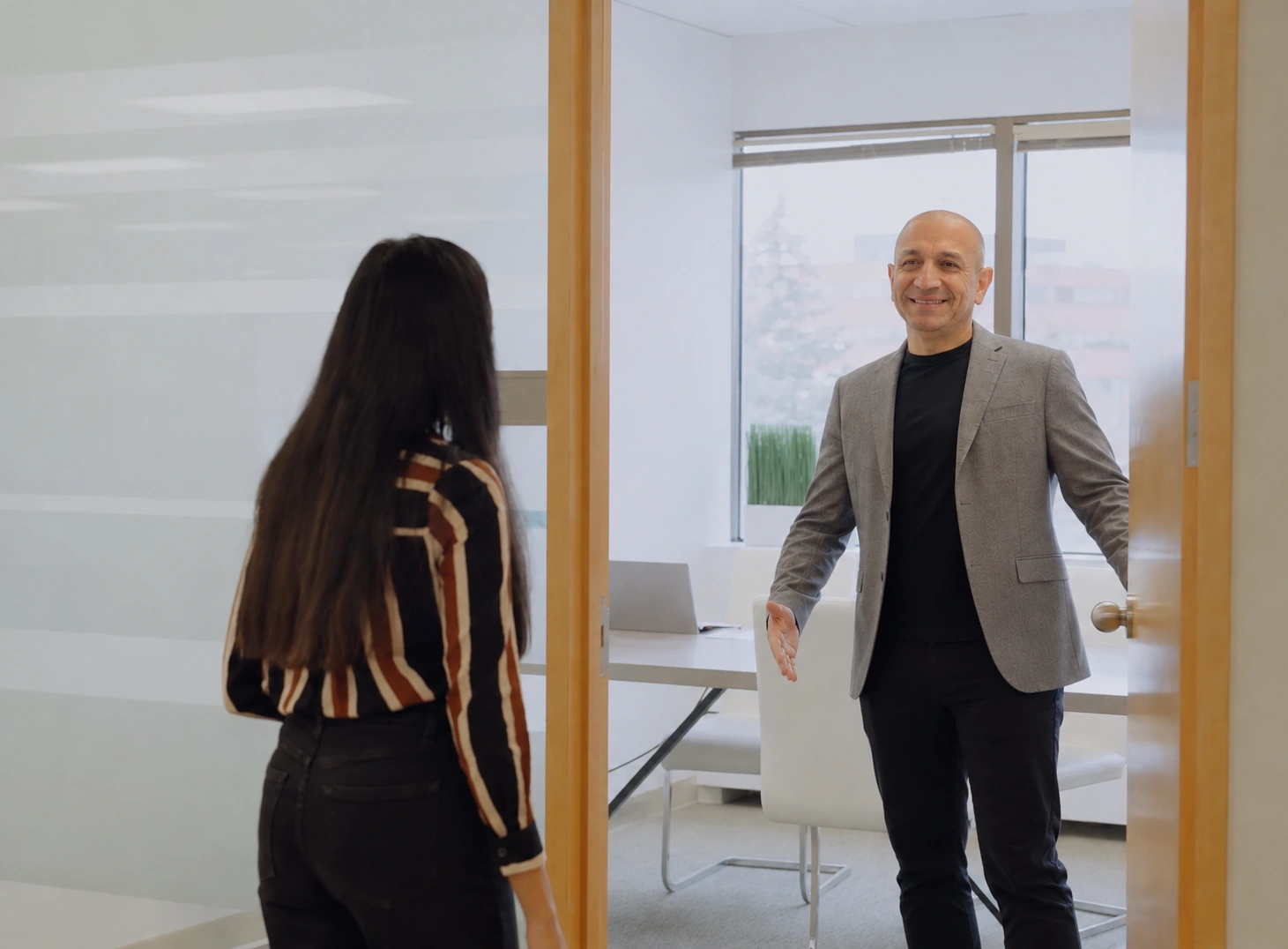 Carlos Castillo recibiendo a un cliente de negocios